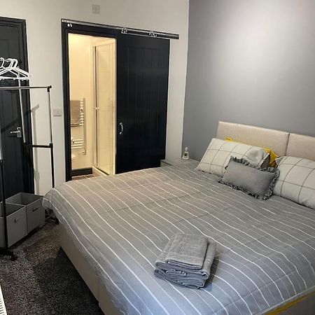 Modern Apartment With En-Suite & Private Kitchen Stoke-on-Trent Екстер'єр фото