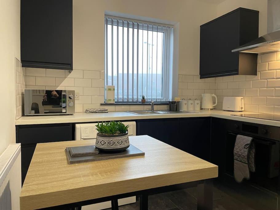 Modern Apartment With En-Suite & Private Kitchen Stoke-on-Trent Екстер'єр фото