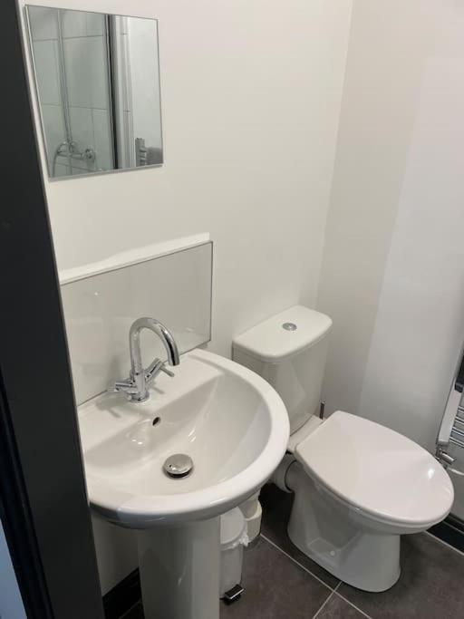 Modern Apartment With En-Suite & Private Kitchen Stoke-on-Trent Екстер'єр фото