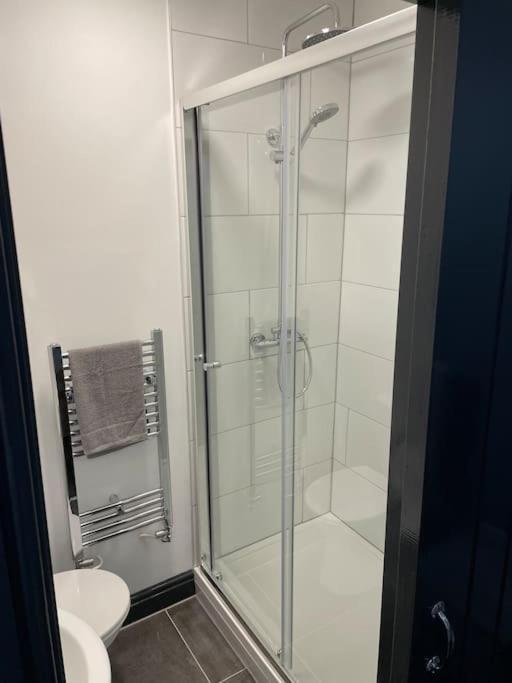 Modern Apartment With En-Suite & Private Kitchen Stoke-on-Trent Екстер'єр фото